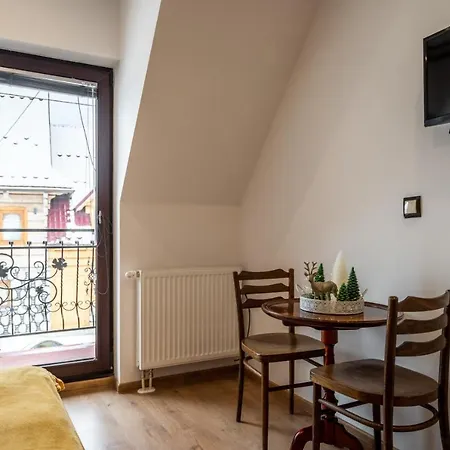 Pensión Domek u Świerków - pokoje i apartamenty z aneksami blisko Term Chocholowskich