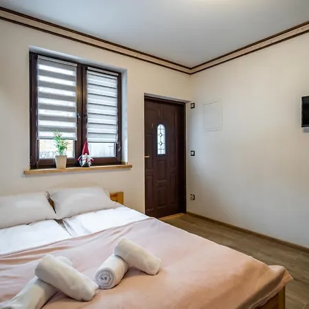 Pensión Domek u Świerków - pokoje i apartamenty z aneksami blisko Term Chocholowskich 3*