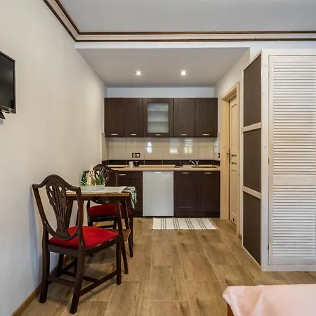 Domek u Świerków - pokoje i apartamenty z aneksami blisko Term Chocholowskich Pensión