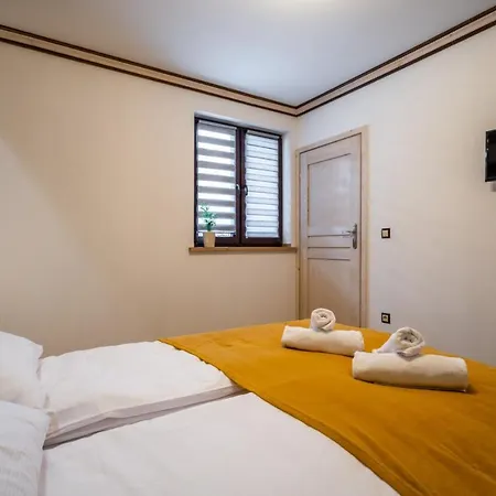 Domek u Świerków - pokoje i apartamenty z aneksami blisko Term Chocholowskich Pensión